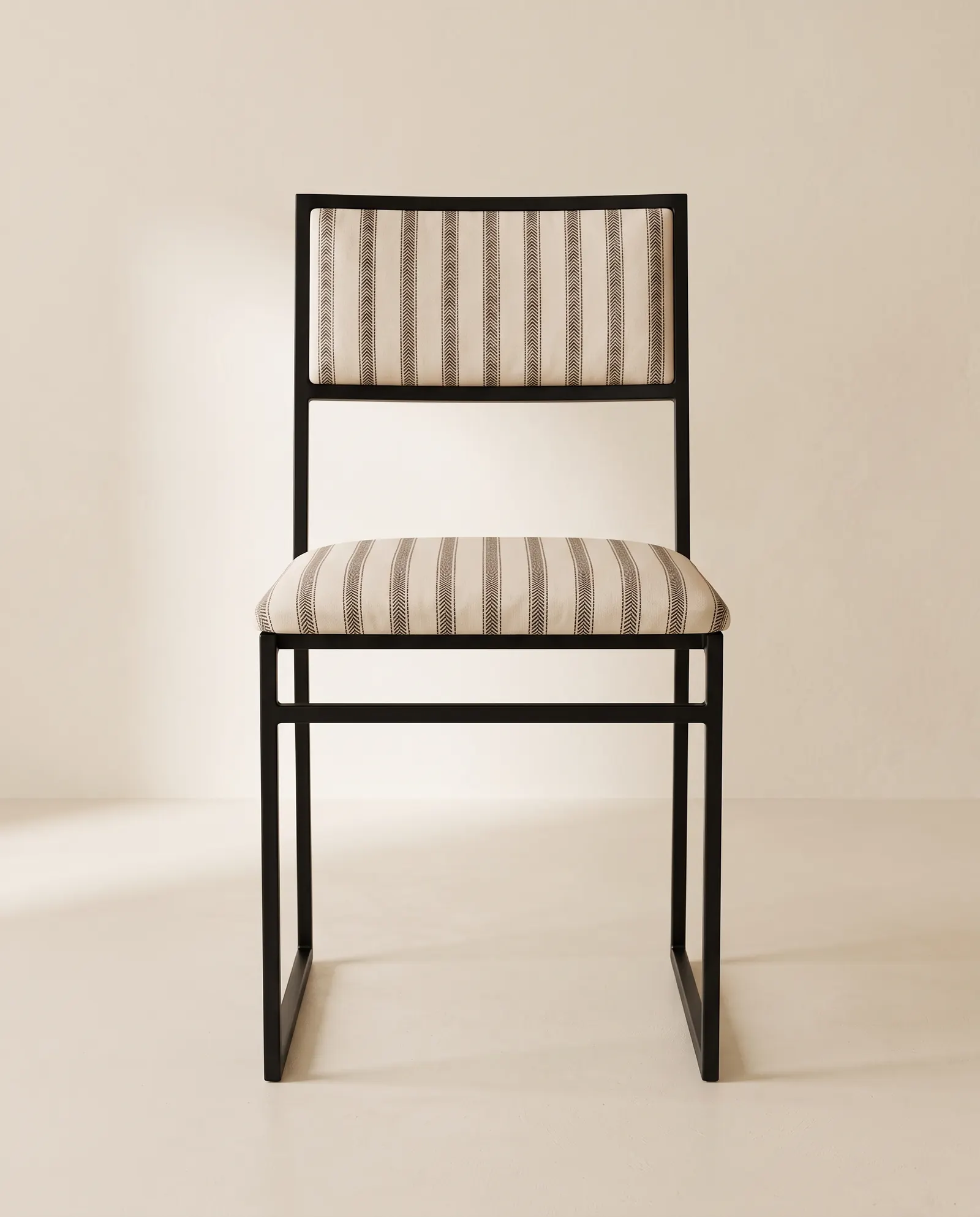 Silla Merón de hierro negro tapizada de Tiroriro